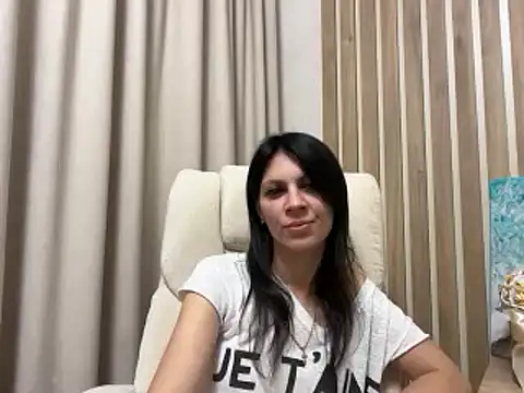 InjaAtHome Adlı Modelin Canlı XXX Sohbeti