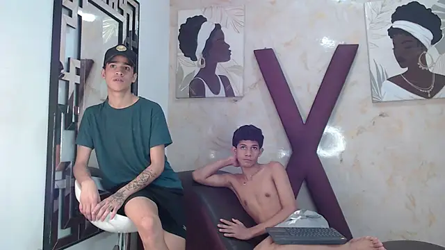 PRETTY_LOVERS1's Live XXX Chat