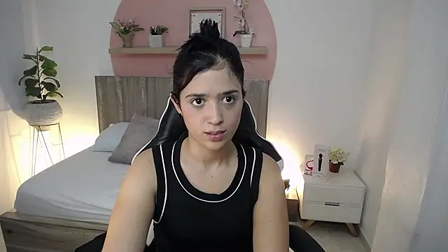 lucia_henao_ Adlı Modelin Canlı XXX Sohbeti