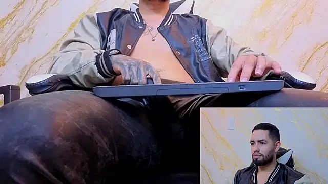 matteosantos: διαδικτυακό σόου στην κάμερα