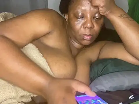 Онлайн чат XXX BoobsQueeen