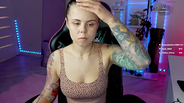צ'אט XXX בשידור חי של QueenAliceX