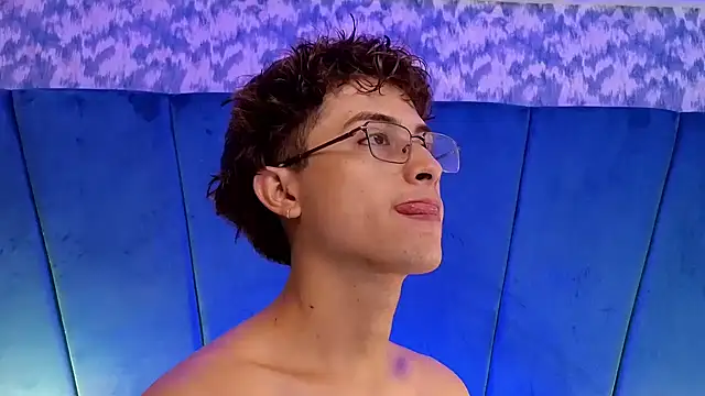 Aaron_Eze Adlı Modelin Canlı XXX Sohbeti