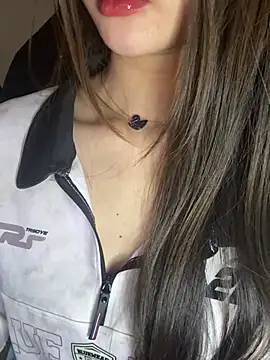 Yiyina_17 live XXX chat