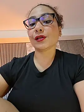 Chat +18 de JuliRamirez ao vivo