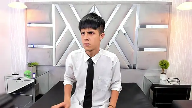 MikeHunteer live XXX chat