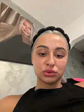 Kylie_One Adlı Modelin Canlı XXX Sohbeti