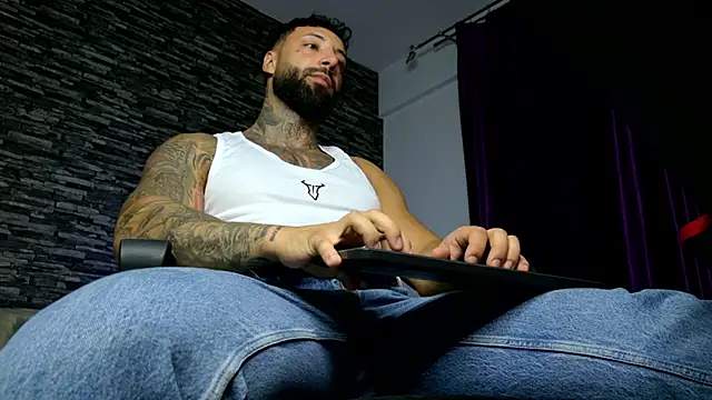 Show modela MasculineGuy99 na web-kameri