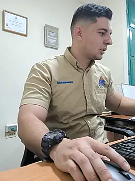 Officeb0y: απευθείας συνομιλία ΧΧΧ