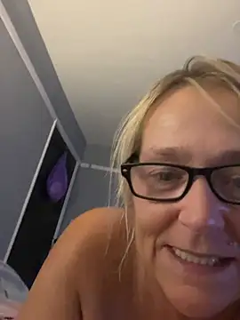 Blondnboujee53 Webcam Show