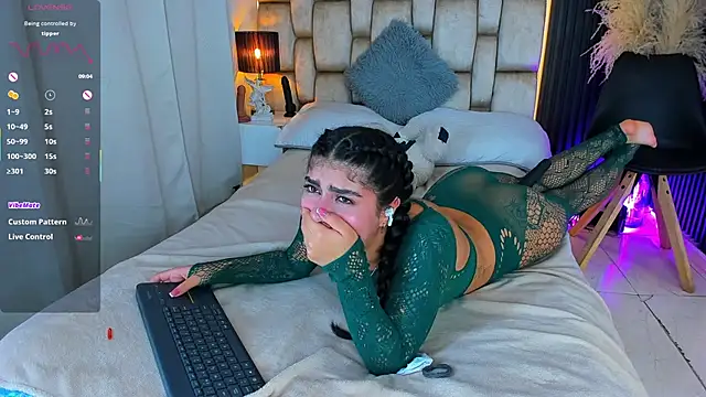 Chat +18 de little_sophie18 ao vivo