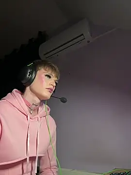 Show modela FemboyShow na web-kameri