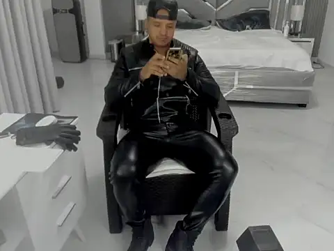 master_leather: διαδικτυακό σόου στην κάμερα