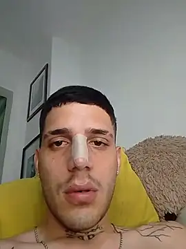 Chat +18 de MaxHornyLatin ao vivo
