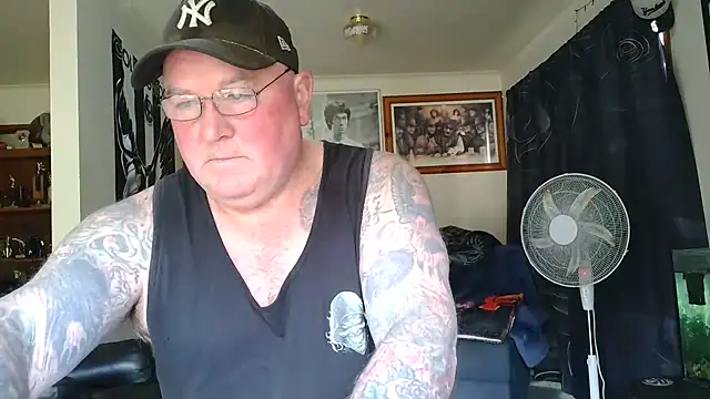 KINKYBLUEYES69 Show in webcam