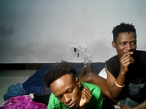 threemanias' Live XXX Chat
