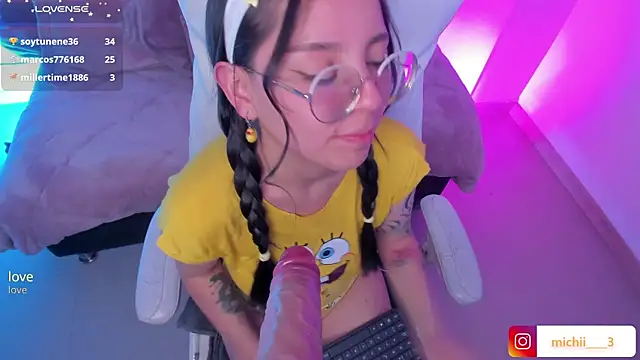 XXX chat uživo modela kitty_patitas_suavesss