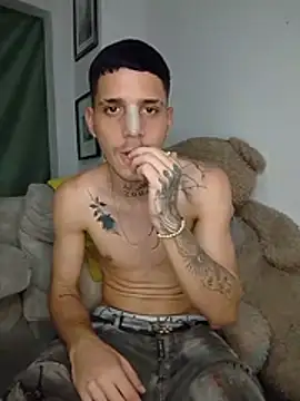 MaxHornyLatin XXX чат на живо