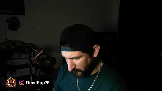 DevilPup75_: διαδικτυακό σόου στην κάμερα