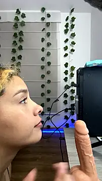 Sarabubbie's Live XXX Chat