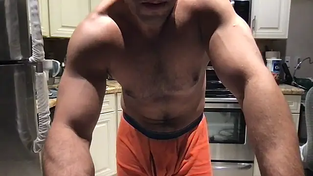 BigGuyMuscle 即時 XXX 聊天