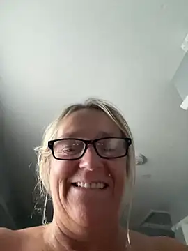 Blondnboujee53's Webcam Show