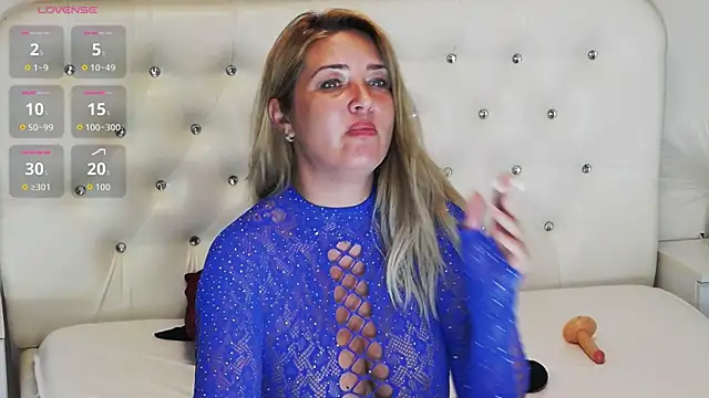 HolliePerry XXX чат на живо