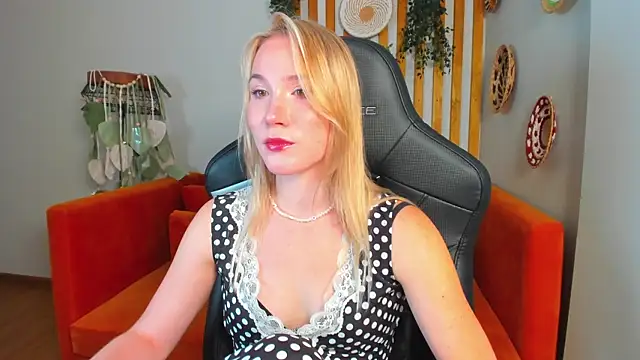 ElaraVoltage Webcam show