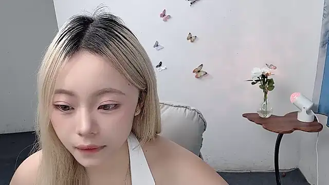 Emma668866 Adlı Modelin Canlı XXX Sohbeti