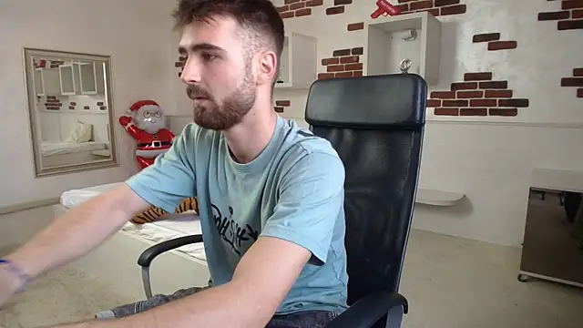 KyloEast Webcam show