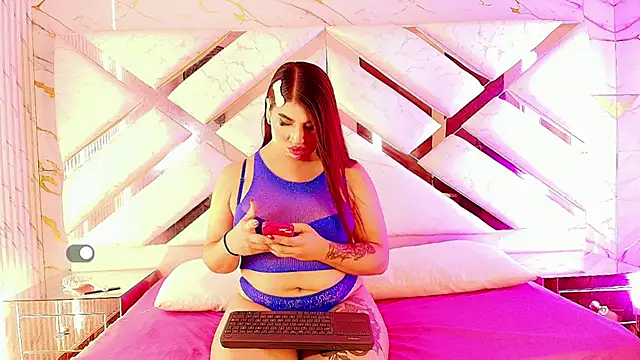 Pertunjukan Kamera Web Nina_Strauss