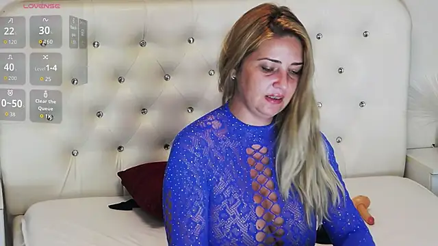 צ'אט XXX בשידור חי של HolliePerry