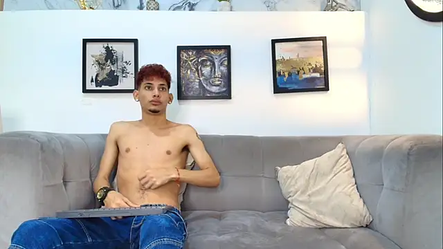 Show modela YOUNG_BOYS_HELL na web-kameri