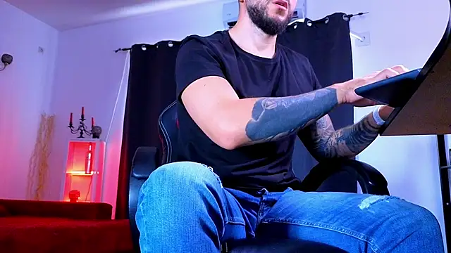 Czat XXX na żywo – MightyAaron66