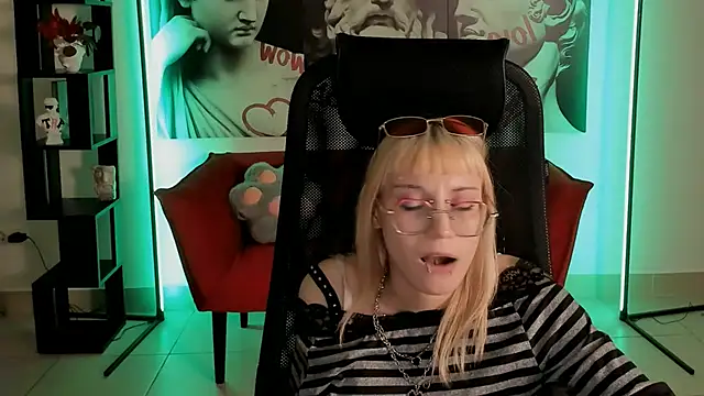 Chat +18 de ReminaMeow ao vivo