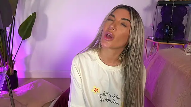 SnowyElsaa Webcam show