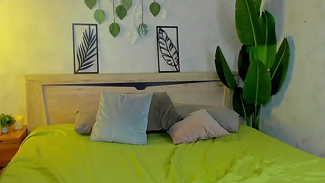 Chat +18 de Miaa_Hill ao vivo