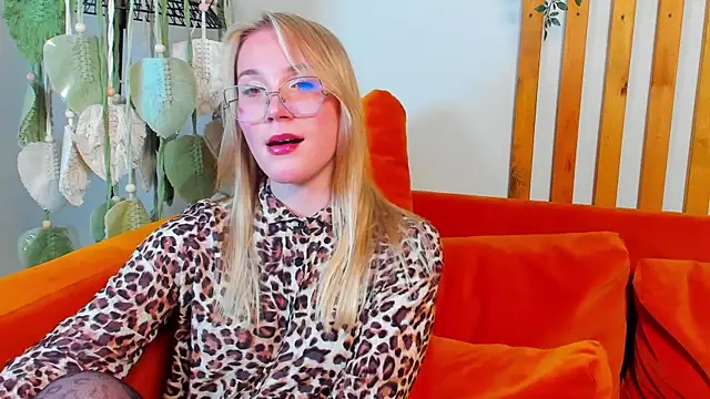 ElaraVoltage's Live XXX Chat
