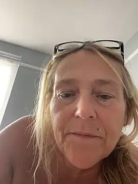 Blondnboujee53 网络视讯表演