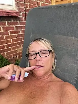 Blondnboujee53 webkamerás műsora