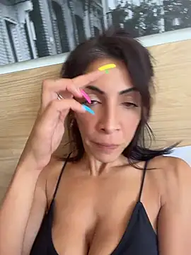 Yasmiinee: διαδικτυακό σόου στην κάμερα