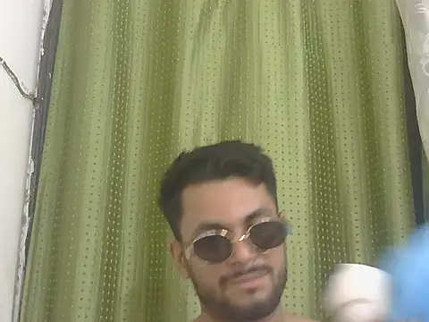 Stubborndesiboy Adlı Modelin Canlı XXX Sohbeti