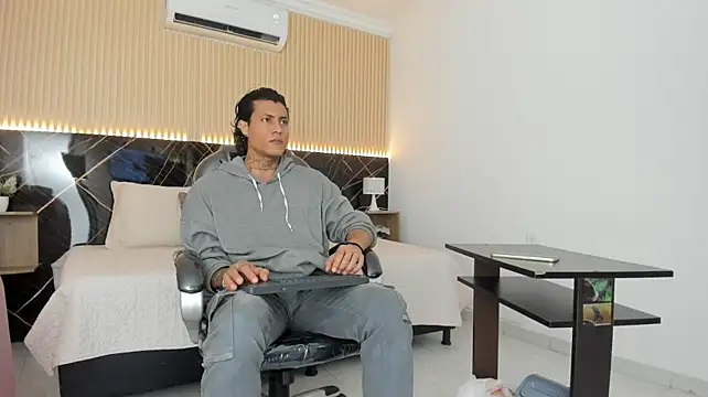 Damian_romanoff_ Show in webcam