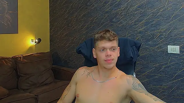 Show modela NicoTroy na web-kameri