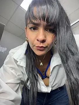 Chat +18 de LuxeBrunetteXXX ao vivo