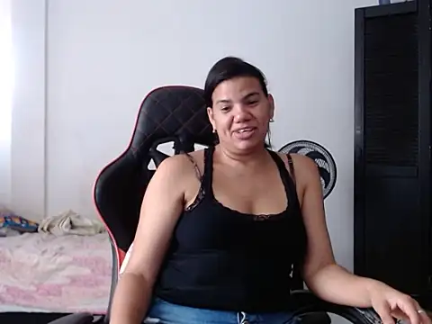 Chat +18 de Adriana_0312 ao vivo