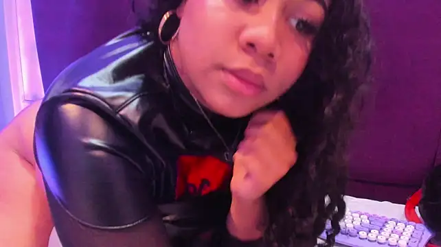 Sofi_Fox_ Adlı Modelin Canlı XXX Sohbeti