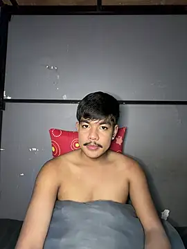 Show modela Dylannn_30 na web-kameri