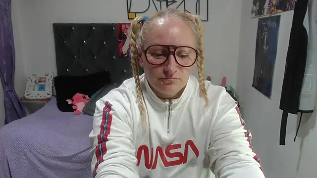 Chat +18 de emperabigbootybigass ao vivo