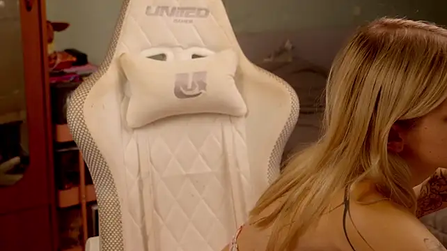 ho1yho1e's Live XXX Chat